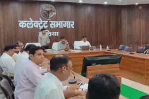 बलिया में नगर निकायों की समीक्षा बैठक: लापरवाही पर डीएम सख्त, एमआरएफ सेंटर बंद मिलने पर एफआईआर के निर्देश