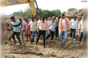 बलिया: गंगा कटान रोकने के लिए निर्माणाधीन बाढ़ ठोकर का डीएम ने किया निरीक्षण, 24 जुलाई तक कार्य पूरा करने के निर्देश