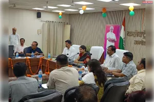 जिलाधिकारी ईशा प्रिया की अध्यक्षता में संचारी रोग नियंत्रण एवं दस्तक अभियान की समीक्षा बैठक सम्पन्न