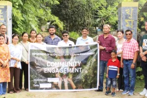 वन तारापुर में असम विश्वविद्यालय के आतिथ्य एवं पर्यटन प्रबंधन विभाग का जनसंपर्क अभियान।