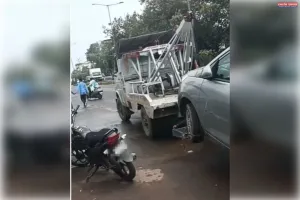 यातायात व्यवस्था में बाधित बनीं कारों को क्रेन से खींचकर भिजवाया थाने 