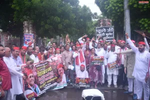 गांधी प्रतिमा पर ताला, बारिश में भी सपा का प्रदर्शन