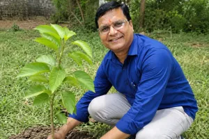 पेड़ लगाइए जरूर, मगर पेड़ बचाइए — शिक्षक डॉ. तारकेश्वर मिश्र 'जिज्ञासु'