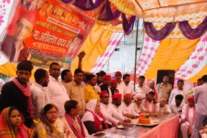 सपाइयों ने रक्तदान व पौधरोपण के साथ मनाया अखिलेश यादव का जन्मदिन