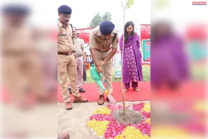 वन महोत्सव के समापन दिवस पर डीएम अमेठी, एसपी अमेठी व सीडीओ द्वारा नवीन पुलिस लाइन्स गौरीगंज में किया गया वृक्षारोपण 