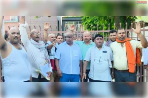 मांगों को लेकर ऑटो-लोडर चालकों का परिवहन आयुक्त कार्यालय पर प्रदर्शन
