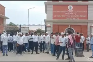 मूल्यांकन में गड़बड़ी के विरोध में रज्जू भैया विश्वविद्यालय में छात्रों का प्रदर्शन।