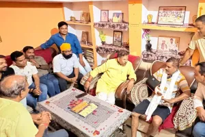 भाजपा नेता संजय श्रीवास्तव को देखने पहुंचे महापौर।