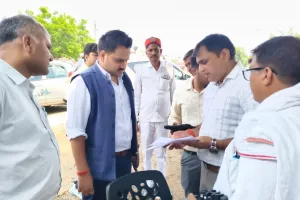 पगडंडी के सहारे खेत पहुंचे जिलाधिकारी, जीएनएसएस रोवर से पैमाइश अभियान का किया शुभारंभ