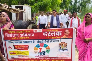 जिलाधिकारी की नई पहल गांव की गलियों में उतरकर संचारी रोग नियंत्रण अभियान का किया शुभारंभ, ग्रामीणों ने की सराहना