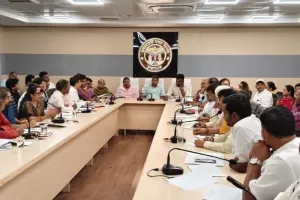 सुगम यातायात की मांग को लेकर व्यापार मंडल ने डीएम को सौंपा ज्ञापन।