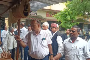 बीना वैध दस्तावेज / सीओपी धारी अधिवक्ताओं के न्यायालय में ड्रेस कोड पहनकर अनाधिकृत प्रैक्टिस की बार एसोसिएशन टीम ने की जांच पड़ताल