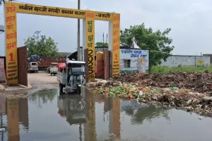 बभनान मंडी के मुख्य द्वार पर जलभराव व गंदगी, व्यवस्था पर उठे सवाल मच्छरों का प्रकोप 