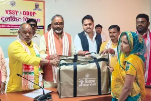 प्रभारी मंत्री ने 10 लाभार्थियों को टूलकिट का किया वितरण