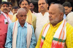 प्रभारी मंत्री ने सोन नदी में डूबने से मृत तीन बच्चों के परिजनों से की मुलाकात