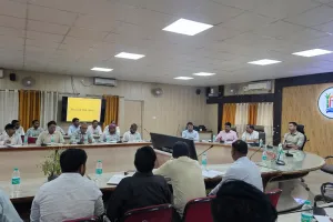 लाइन लॉस घटाने और बिजली व्यवस्था सुधारने पर डीएम सख्त, लापरवाह लाइनमैनों पर कार्रवाई के निर्देश