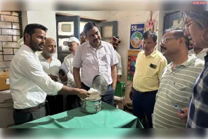 जिलाधिकारी मिर्जापुर के औचक निरीक्षण में  प्राथमिक स्वास्थ्य केंद्र हलिया में मिली भारी अनियमितता एमवाईसी व फार्मासिस्ट पर कार्रवाई के निर्देश।
