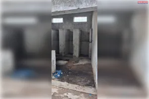 बभनान मंडी में बदहाल शौचालय: दरवाजे गायब, गंदगी के बीच रखी पानी की टंकी, जिम्मेदार मौन