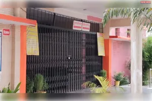सार्वजनिक सुलभ शौचालय पर अक्सर लटका रहता है ताला,  लोग परेशान