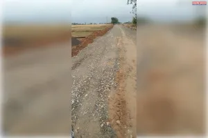 पी0डब्लु0डी  द्वारा बन रही रोड में किया जा रहा है घटिया सामग्री का उपयोग ग्रामीणों में आक्रोश