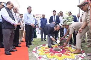 मुख्य न्यायमूर्ति उच्च न्यायालय इलाहाबाद ने अन्य न्यायमूर्तिगणों के साथ उच्च न्यायालय परिसर में पौधे का किया रोपण।