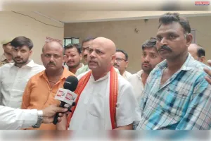 समर्थकों संग पैदल मार्च निकालकर भाजपा नेता चन्द्रमणि पाण्डेय ने मुख्यमंत्री को संबोधित ज्ञापन उपजिलाधिकारी हर्रैया को सौंपा