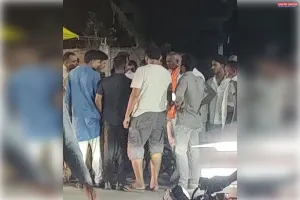 मॉडल वाइन शॉप के बाहर शराबियों के दो गुटों में मारपीट, बीच सड़क पर दौड़ा-दौड़ाकर पीटा;
