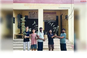 बी पैक्स पर बेलन बरौधा में  रविवार को ग्रामीणों को निशुल्क वितरण किया गया पौधा। 
