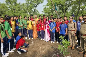 वृक्षारोपण महायज्ञ  के तहत वनाधिकारी के नेतृत्व में बच्चों सहित अन्य लोगों ने किया पौधारोपड़
