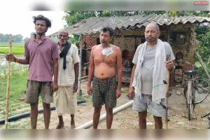 पागल कुत्ते ने हमला कर बच्चों समेत आठ ग्रामीणों को काटा सीएचसी में लगा टीका