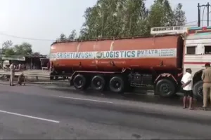 प्रयागराज में इथेनॉल से भरे टैंकर में रिसाव, चालक की सूझबूझ से टला बड़ा हादसा।