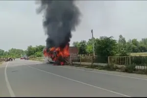 करछना में डिवाइडर से टकराई बस, देखते ही देखते लगी भीषण आग।