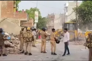 अवैध कब्जों पर फिर चला बुलडोजर, नैनी गेट पर भारी पुलिस बल की मौजूदगी में कार्रवाई जारी।