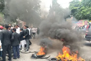अधिवक्ताओं ने जिला कचहरी के बाहर, टायर जलाकर किया प्रदर्शन; फर्जी मुकदमा दर्ज करने का लगाया आरोप।