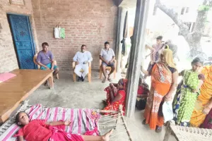 गरीबी के बीच बेटी की जिंदगी बचाने की जंग, मदद को आगे आए जनप्रतिनिधि और समाजसेवी