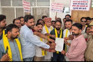 बिजली विभाग की नीतियों के विरोध में व्यापारियों का प्रदर्शन, मुख्यमंत्री के नाम सौंपा चार सूत्रीय ज्ञापन