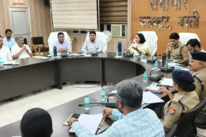 संभावित बाढ़ की स्थिति से प्रभावी ढंग से निपटने हेतु गुरूवार को जिलाधिकारी एवं पुलिस अधीक्षक की अध्यक्षता में जनपद स्तरीय बाढ़ स्टीयरिंग ग्रुप की बैठक
