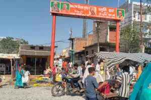 कचनरवा  बाजार में  मीट  विक्रेताओं  के हौसलें बुलंद , खुलेयाम सड़क पर बेचा जा रहा है मीट
