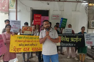 वानचुंग को उठाए जाने के खिलाफ़ दिशा छात्र संगठन ने प्रदर्शन किया राष्ट्रपति को ज्ञापन सौंपा ।
