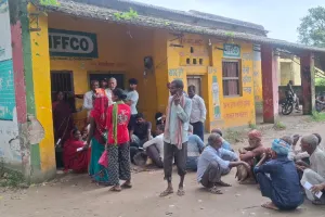 बिस्कोमान में हो रही खाद की कालाबाजारीपर फूटा किसानों का गुस्सा