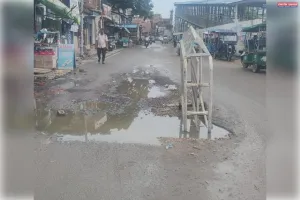 नैनी स्टेशन रोड पर बीच सड़क बना गड्ढा: बैरिकेडिंग से बढ़ी परेशानी