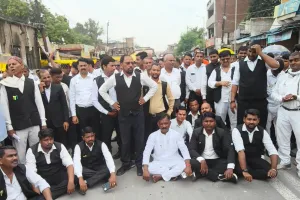 जंतर-मंतर पर छात्रों द्वारा आंदोलन के समर्थन में तहसील फूलपुर,के अधिवक्ताओं ने किया चक्का जाम।