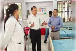 बलरामपुर सीएमओ के निरीक्षण में खुली स्वास्थ्य विभाग की पोल:दो सीएचसी से 22 कर्मचारी गायब