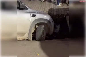 नगर निगम की लापरवाही से मेवा लाल की बगिया में खुले नाले में गिरी कार, चालक बाल-बाल बचा।