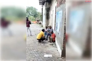 ड्रमंडगंज बाजार मे  दुर्गा माता मंदिर के पास सड़क पर बैठकर खुले में बेवड़ा पीते हैं दारू दारू पीकर करते हैं बवाल। 