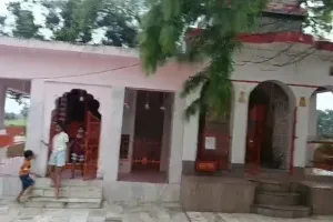 ख़जनी क्षेत्र उन्वल में नीलकंठ मंदिर में चोरी से श्रद्धालुओं में आक्रोश, माता संतोषी की प्रतिमा से सोने की चेन व दानपात्र गायब