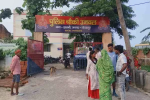 ख़जनी क्षेत्र उनवल चौकी क्षेत्र स्थित किराना दुकान पर छापा, दो पेटी 'बंटी-बबली' शराब बरामद; कार्रवाई पर उठे सवाल