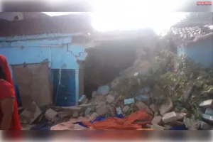 घर में घुसी ट्रेलर घर में सो रहे तीन की मौके पर मौत, पुलिस प्रशासन पर पथराव