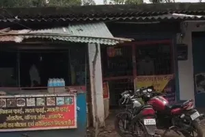 लाइसेंसी शराब दुकान के बगल में अवैध चखना दुकान पर शराबखोरी का आरोप, खुलेआम छलक रहे जाम