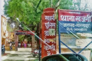 ख़जनी में बिन मां का मासूम कहां गया? 12 वर्षीय वैभव की तलाश में पुलिस, दुआओं में डूबा पूरा बाजार